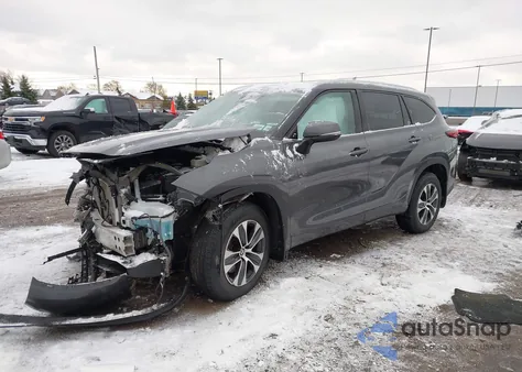 2021 Toyota Highlander Xle z USA, uszkodzony, nr VIN 5TDGZRBH6MS548387
